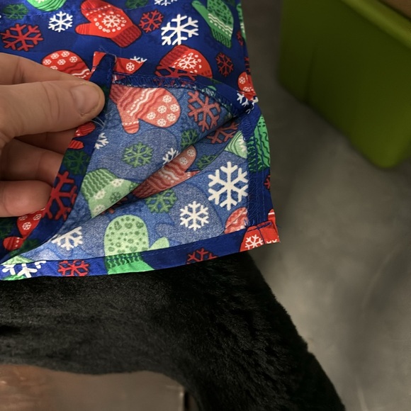 NWT Cassandra O Winter Themed Work Shirt SS Scrub Top Mittens Snowflakes M - Picture 5 of 14